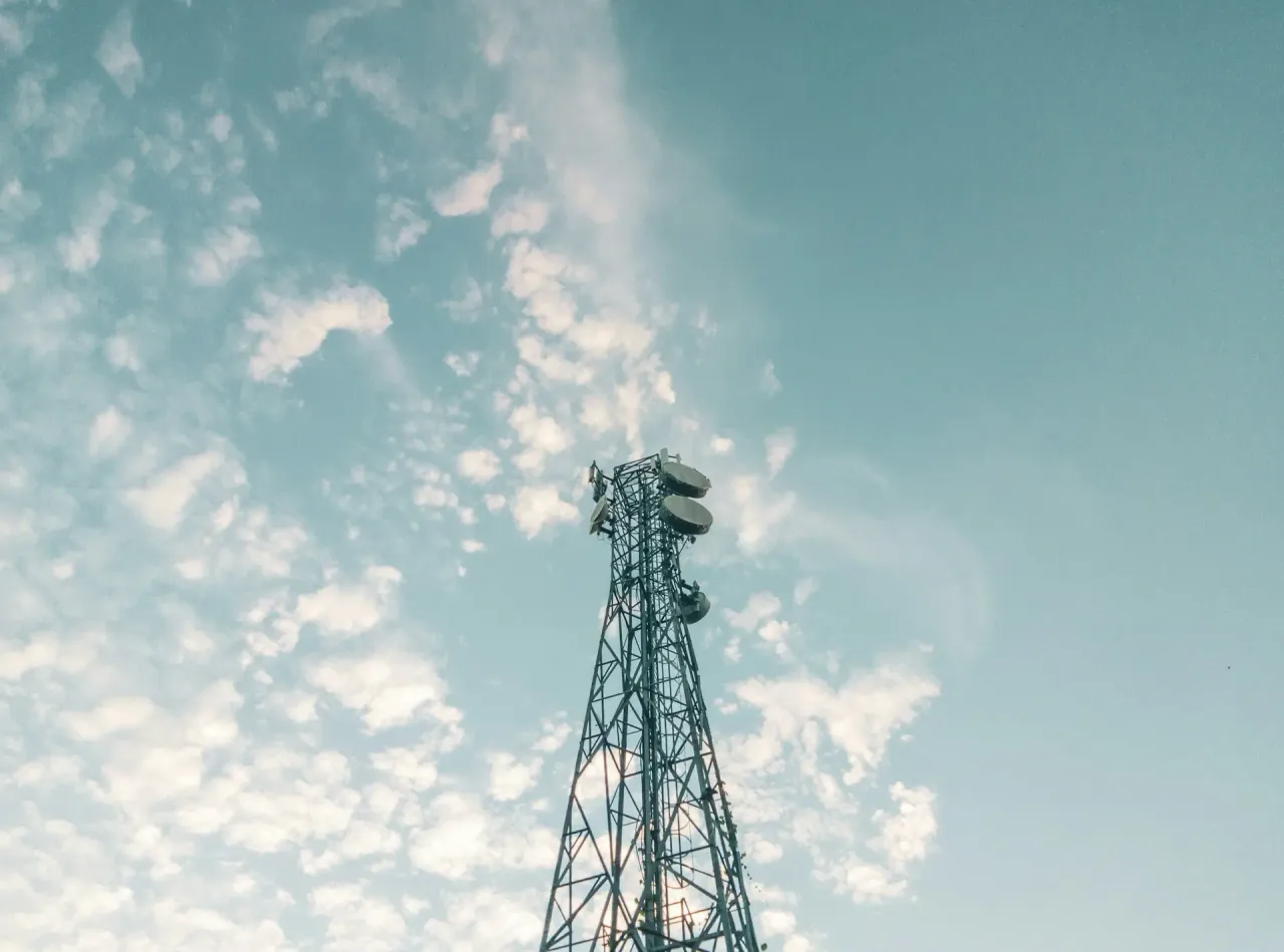 Imagen de portada para el articulo: Ingeniería en Telecomunicaciones: Una Carrera en Demanda por un Mundo Conectado